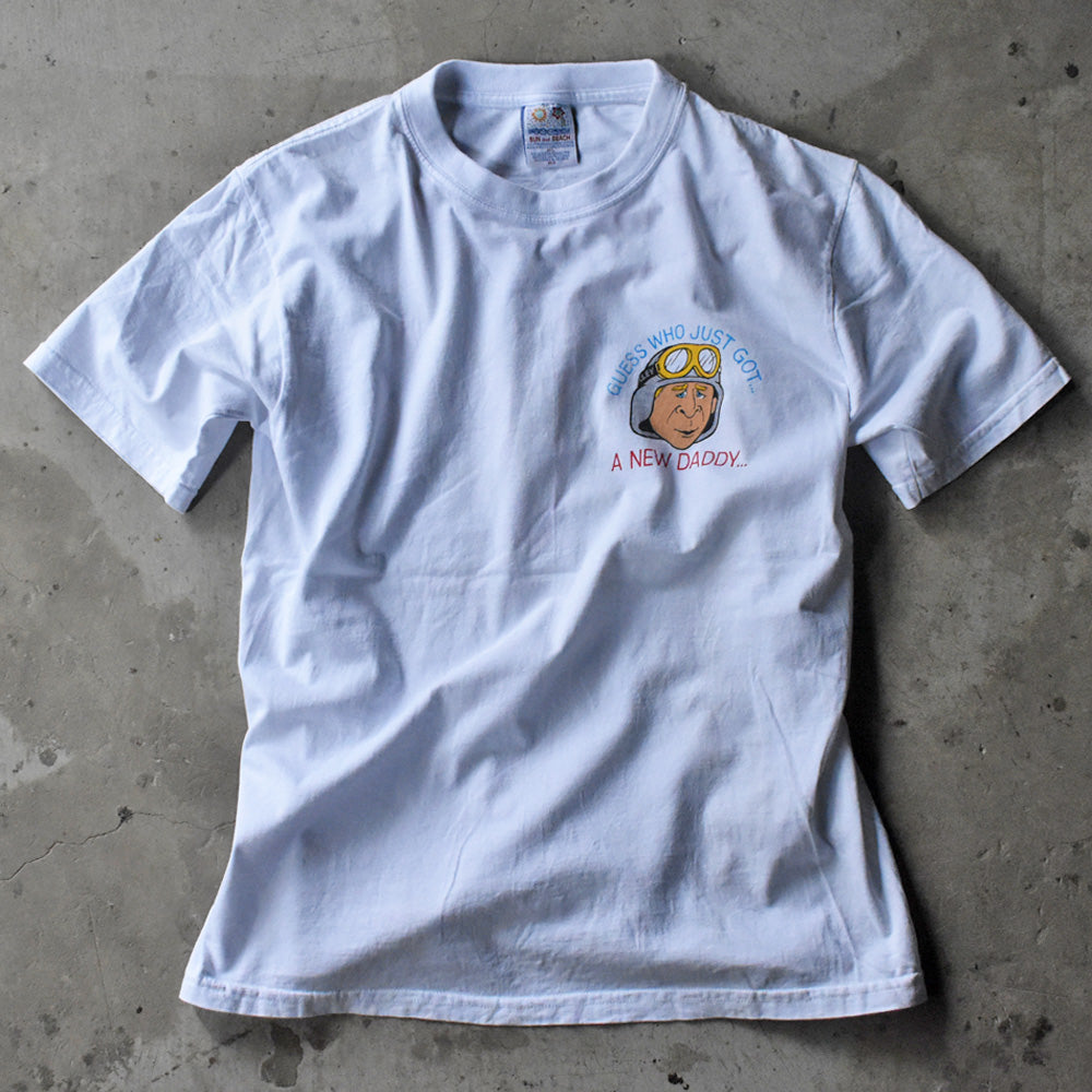 Y2K SUN and BEACH "OKAY NOW... WHO'S YOUR DADDY?" ブッシュ 風刺 Tシャツ 240513