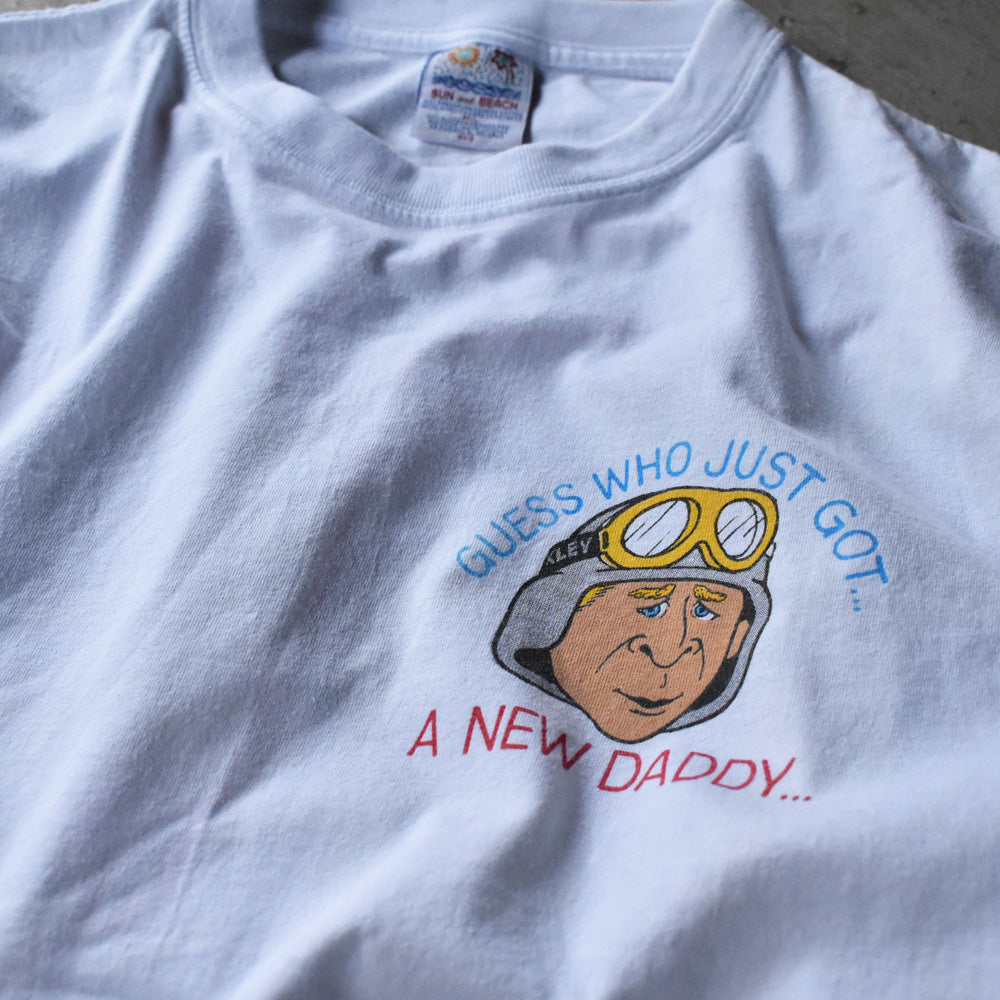 Y2K SUN and BEACH "OKAY NOW... WHO'S YOUR DADDY?" ブッシュ 風刺 Tシャツ 240513