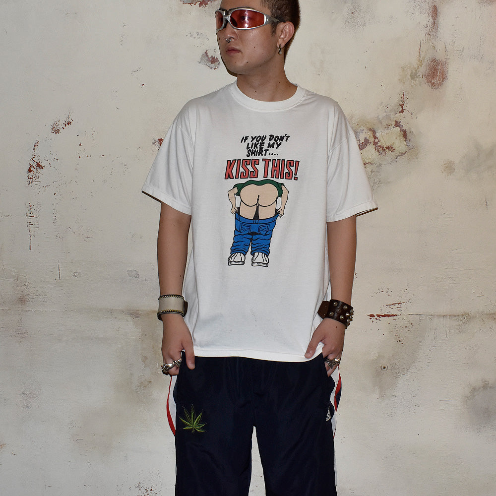90's~ “IF YOU DON'T LIKE MY SHIRT, KISS THIS!” Butt Tシャツ 250717H