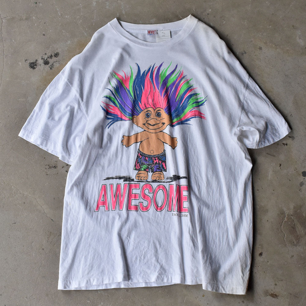 90's “AWSOME” トロールプリント Tシャツ 230922