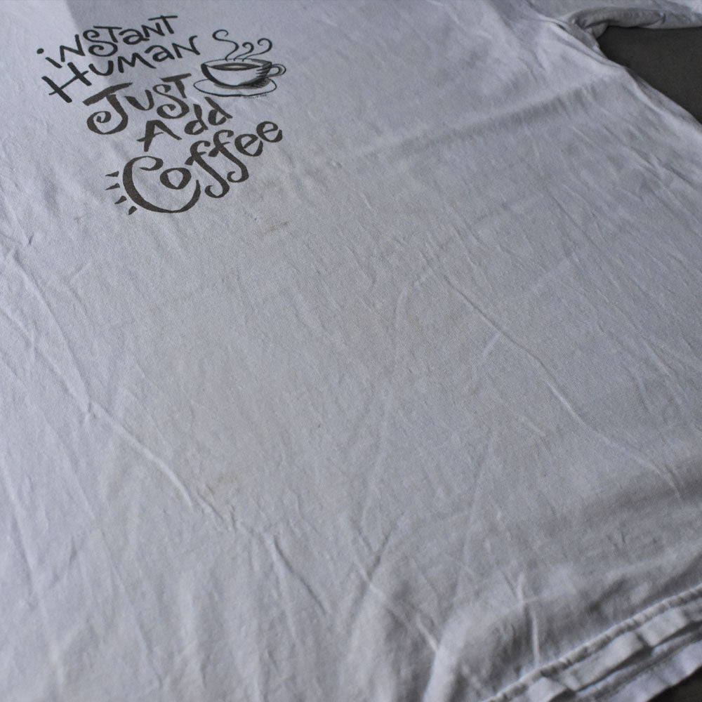 “Instant Human Just Add Coffee” メッセージ Tシャツ 240706