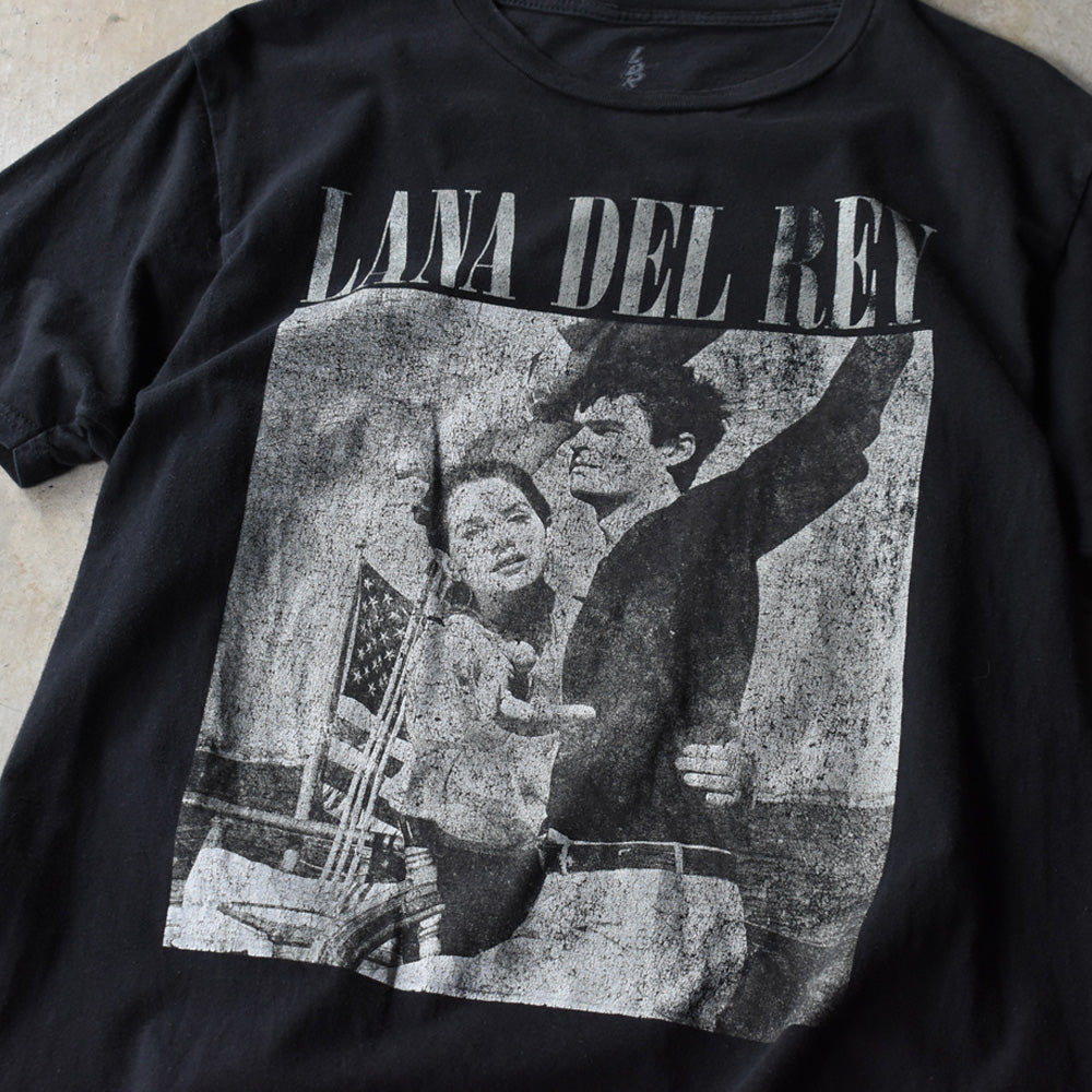 LANA DEL REY "COUPLE WITH FLAG" フォトプリント Tシャツ 250708