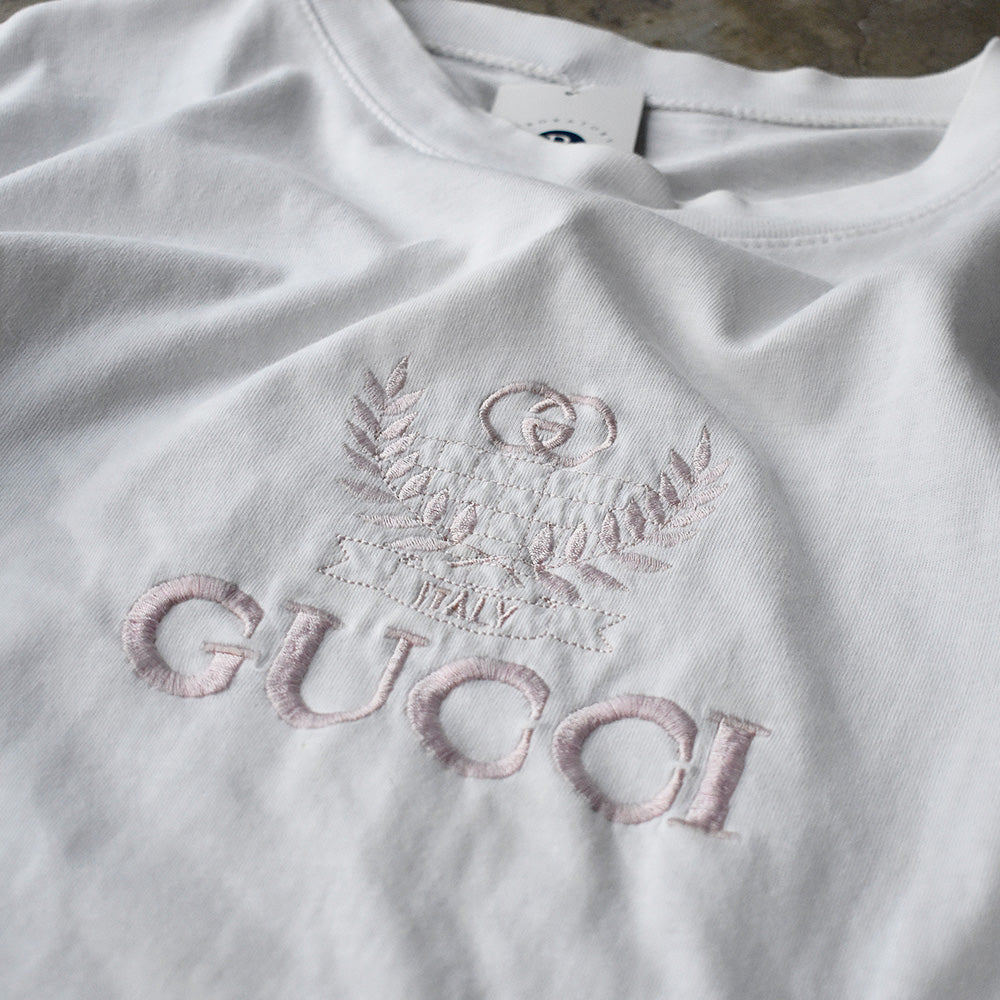 GUCCI 刺繍デザイン ホワイトTシャツ　24m 90 90's ブートレグ “GUCCI” ピンク刺繍Tシャツ 250603H – LABORATORY®