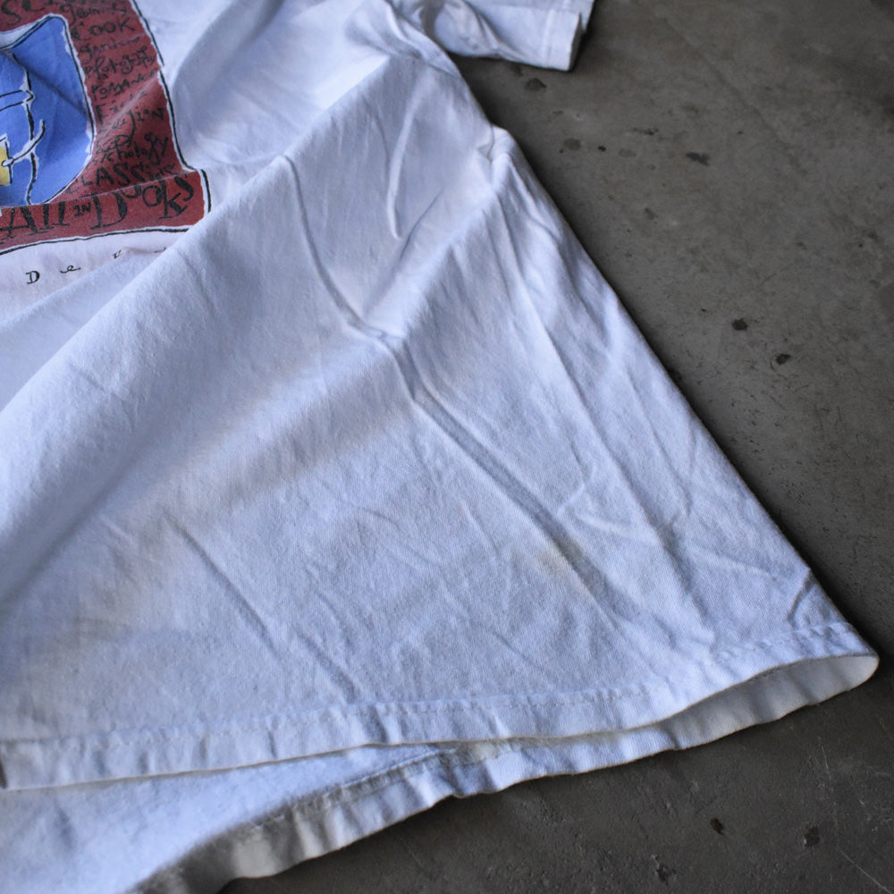 “Read it all in books / BORDERS” 本 アートTシャツ 240529