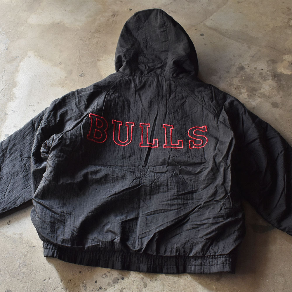 90’s FANS GEAR “NBA Chicago Bulls” 中綿入り ナイロンプルオーバー 240222
