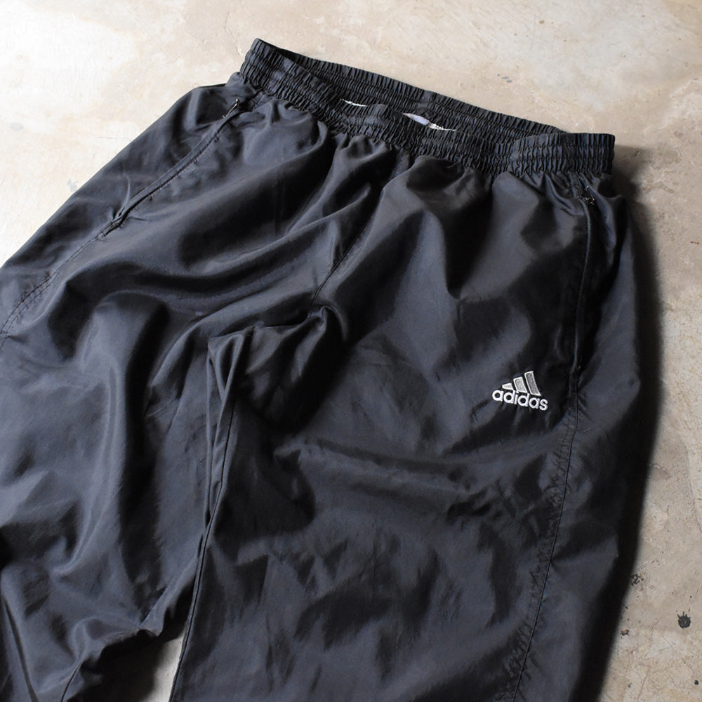adidas ナイロントラックパンツ 250410