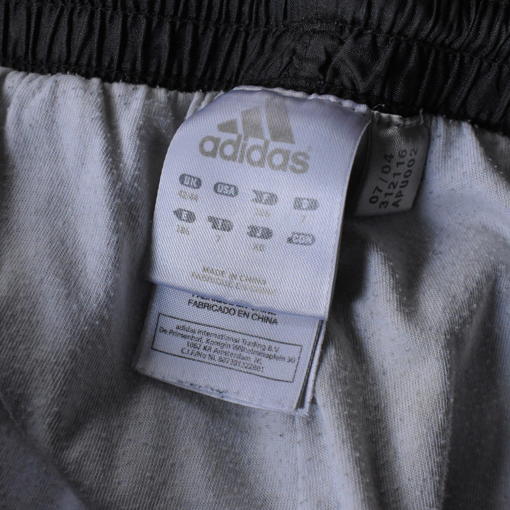 adidas ナイロントラックパンツ 250410