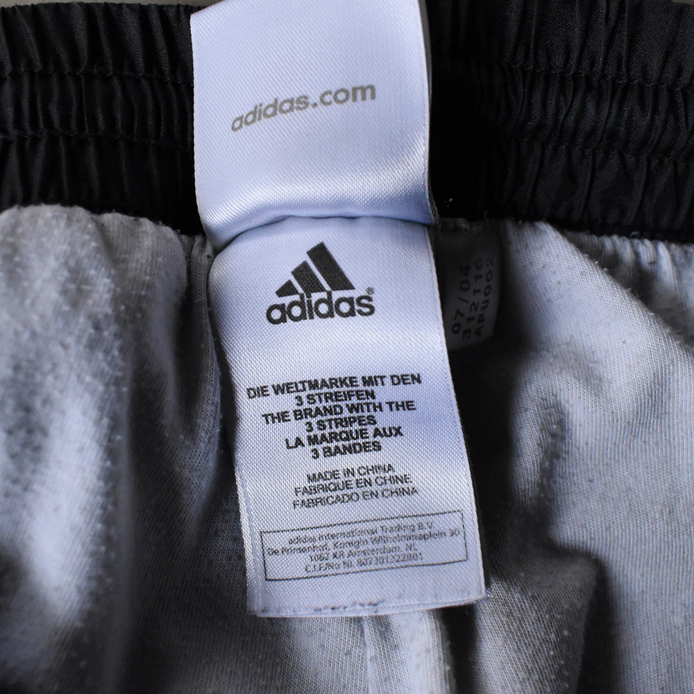 adidas ナイロントラックパンツ 250410