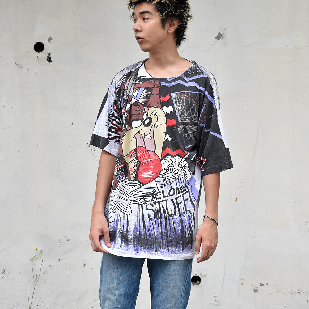 90's AOP! Looney Tunes “タズマニアンデビル” バスケットボール 海外アニメ キャラ Tシャツ 250825H
