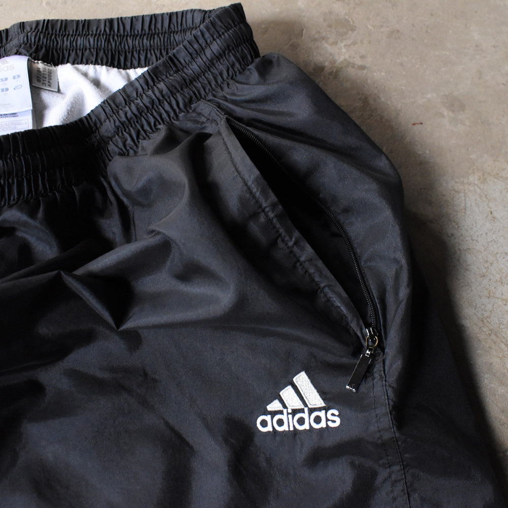 adidas ナイロントラックパンツ 250410