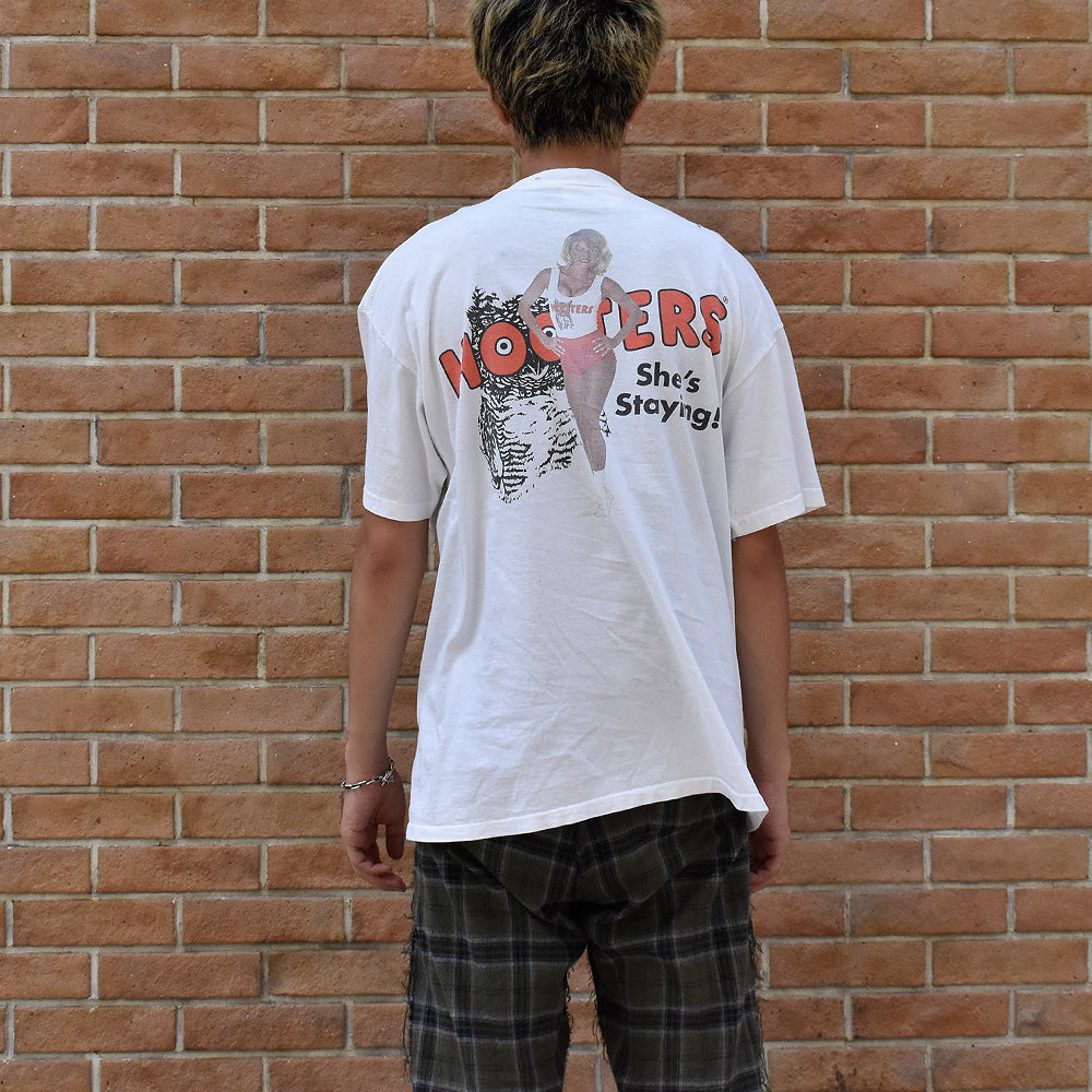 90’s HOOTERS “She’s Staying!“ 両面プリント Tシャツ 250805H