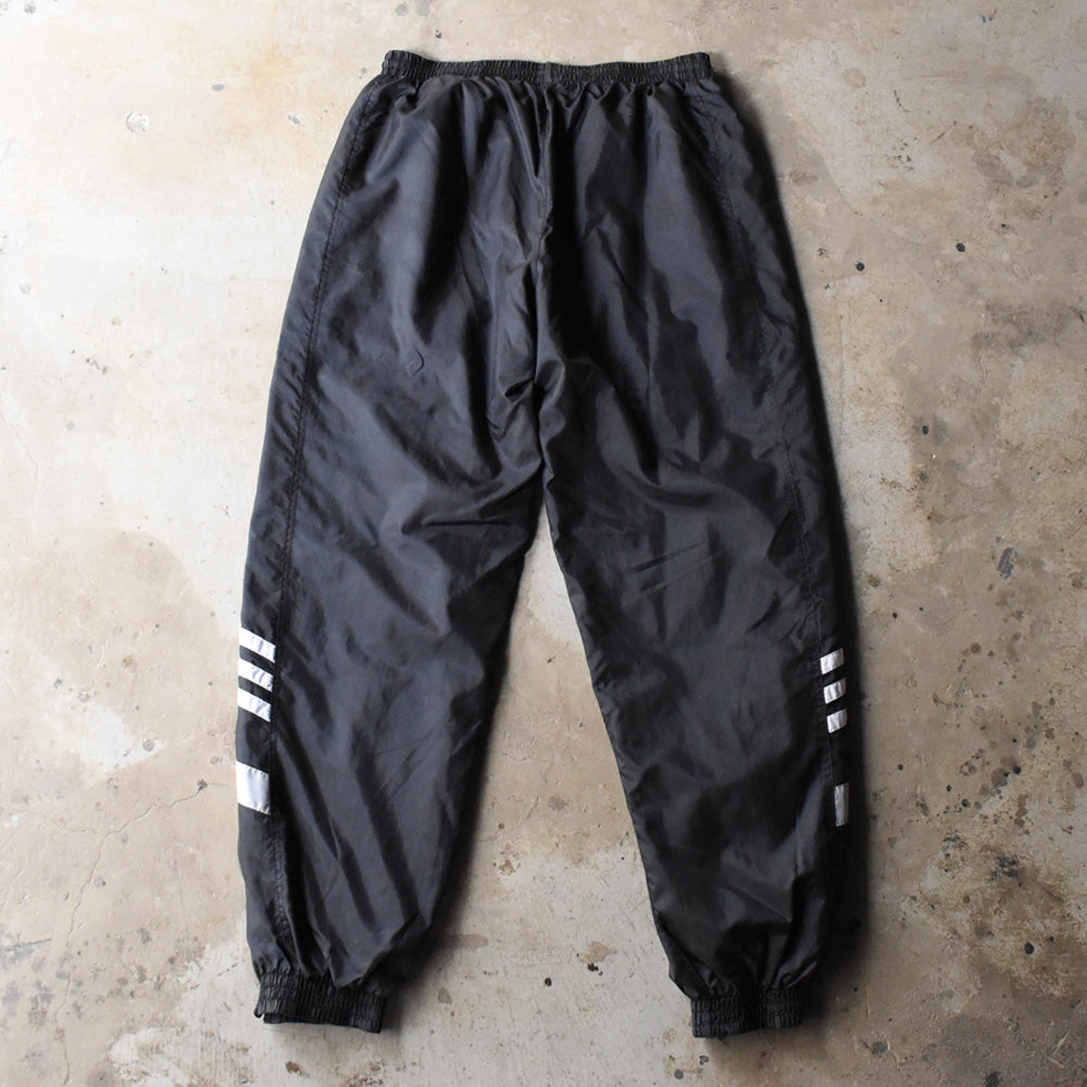 adidas ナイロントラックパンツ 250410