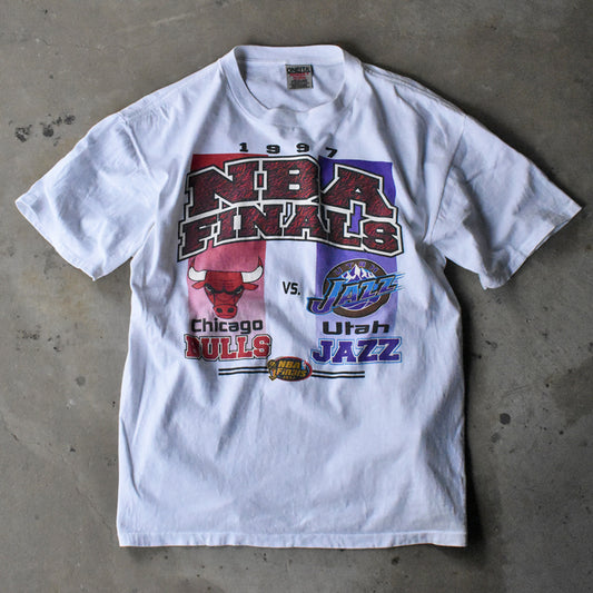 90's ONEITA “NBA FINALS 1997 / CHICAGO BULLS VS UTAH JAZZ” Tシャツ 240425