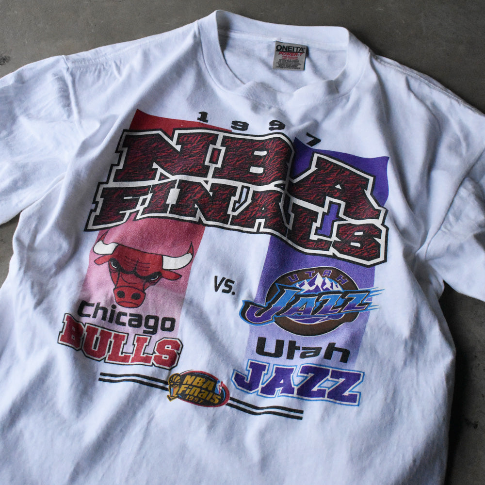 90's ONEITA “NBA FINALS 1997 / CHICAGO BULLS VS UTAH JAZZ” Tシャツ 240425