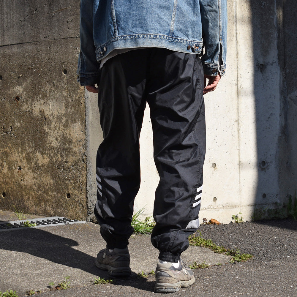 adidas ナイロントラックパンツ 250410