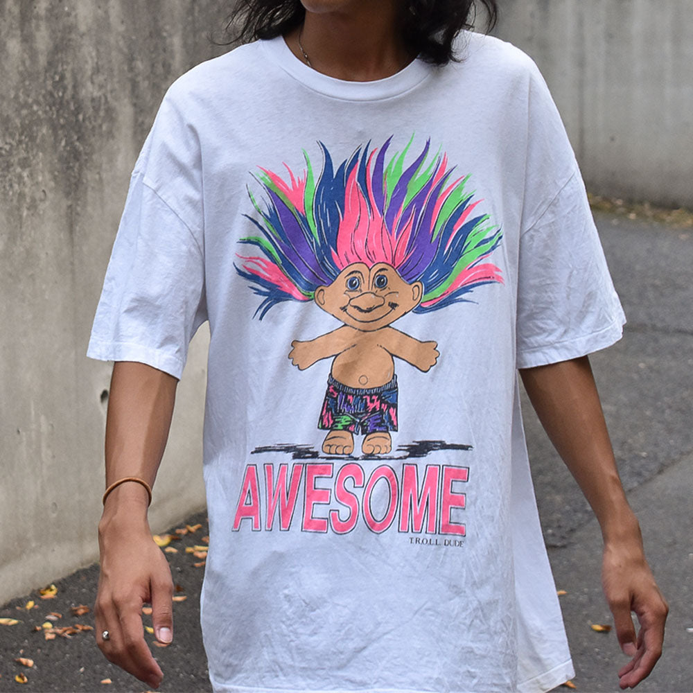 90's “AWSOME” トロールプリント Tシャツ 230922