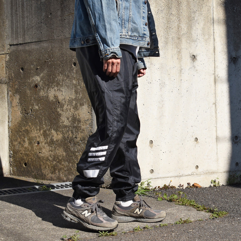 adidas ナイロントラックパンツ 250410