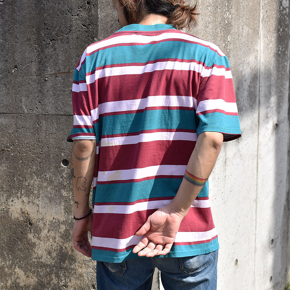 GUESS/ゲス ロゴ刺繍 マルチボーダー Tシャツ 230428