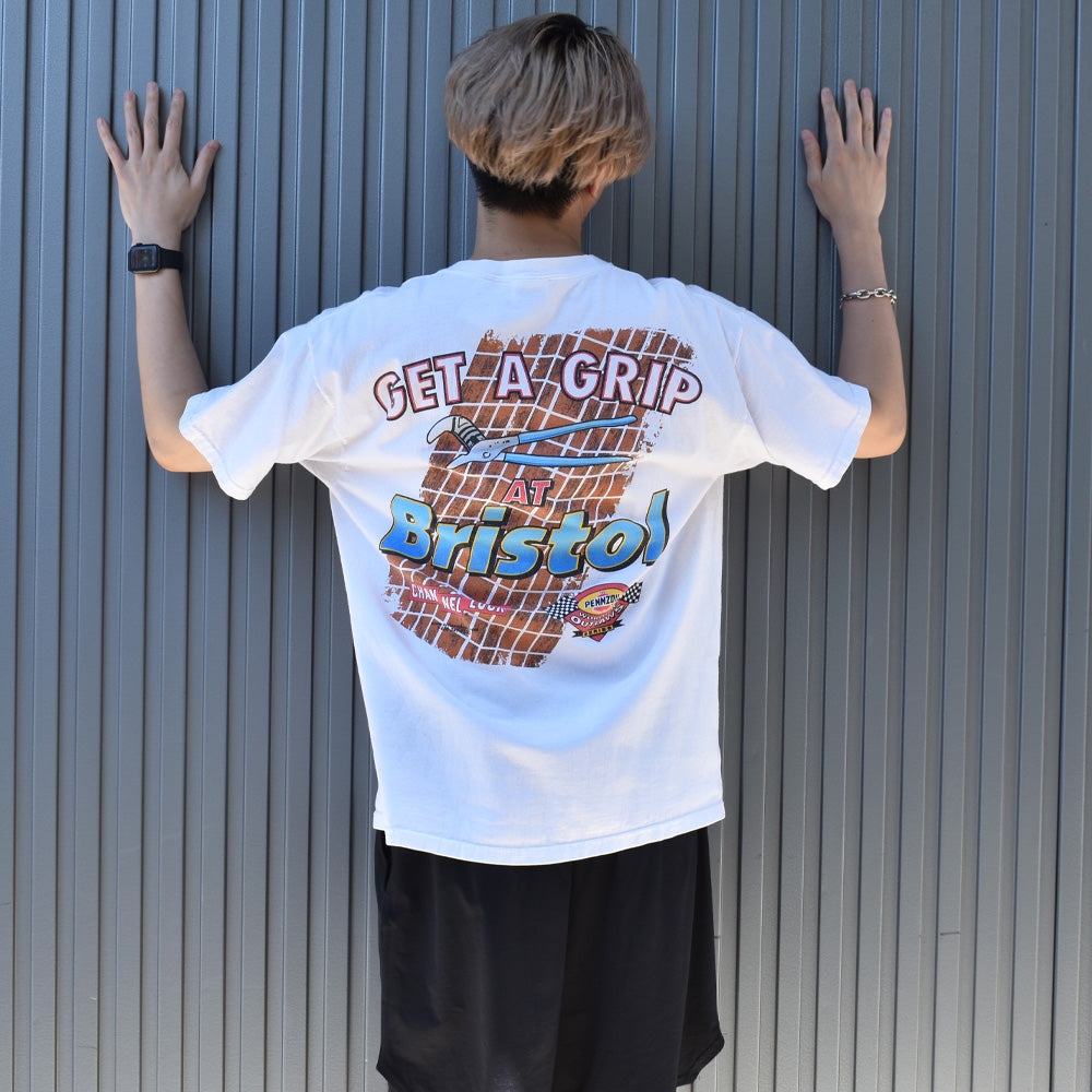 Y2K Bristol Outlaws “CHANNEL LOCK CHALLENGE” レーシングTシャツ 230806