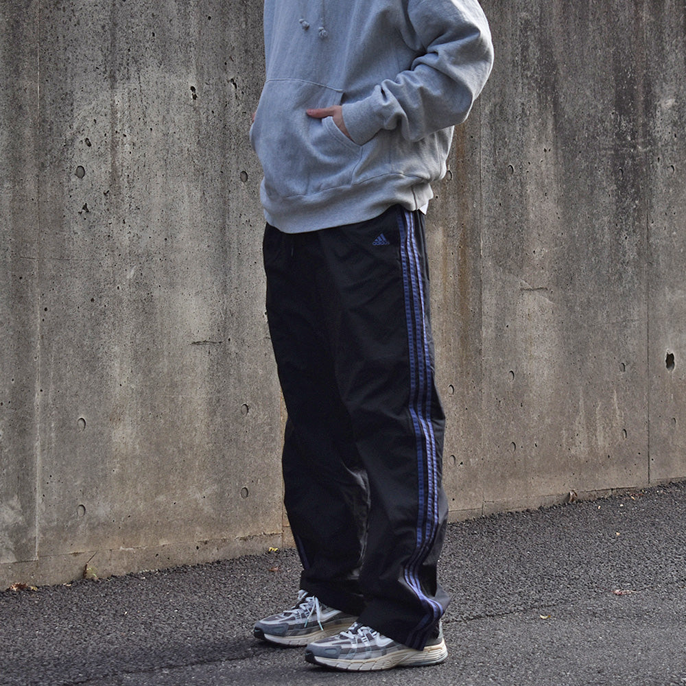 adidas ナイロントラックパンツ 231125