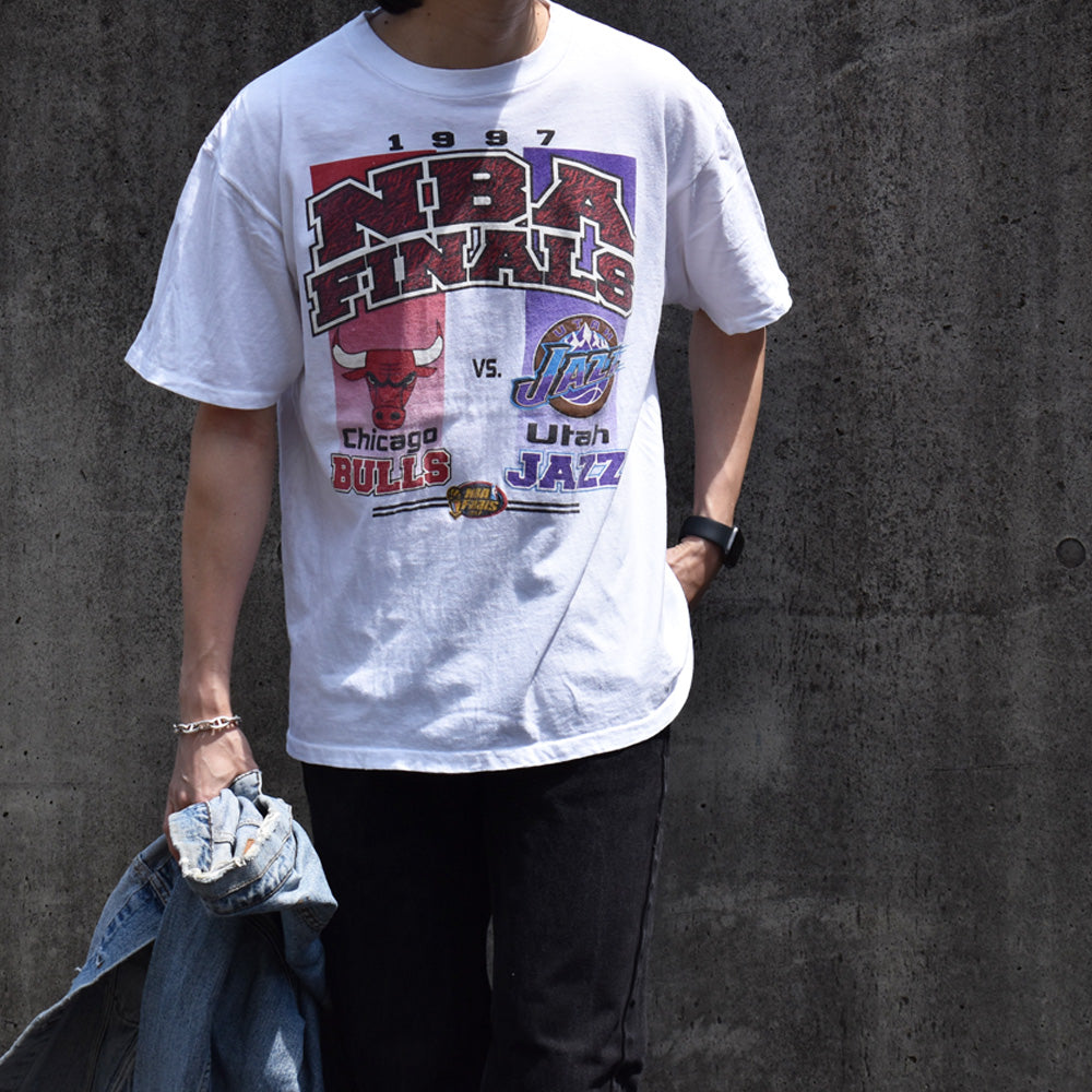 90's ONEITA “NBA FINALS 1997 / CHICAGO BULLS VS UTAH JAZZ” Tシャツ 240425