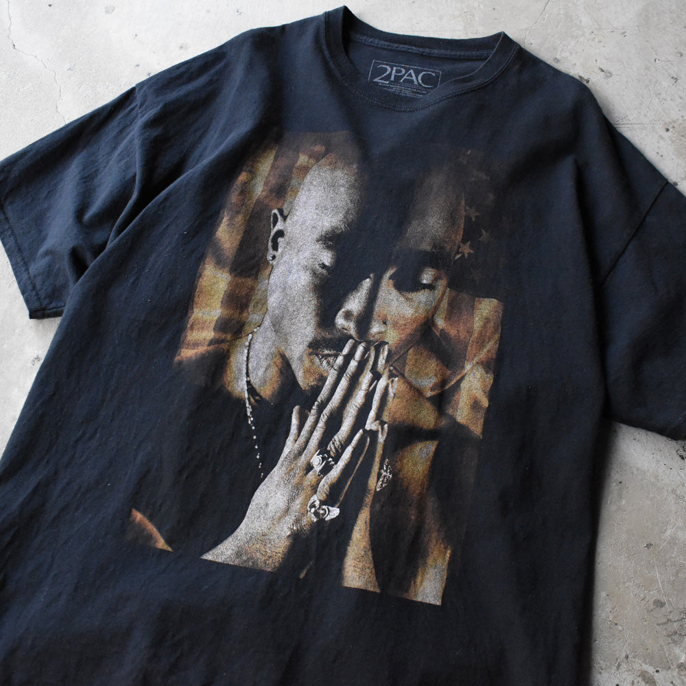 トゥーパック 祈る姿 星条旗 グラフィック ラップTシャツ 2000年代 ホンジュラス製 古着