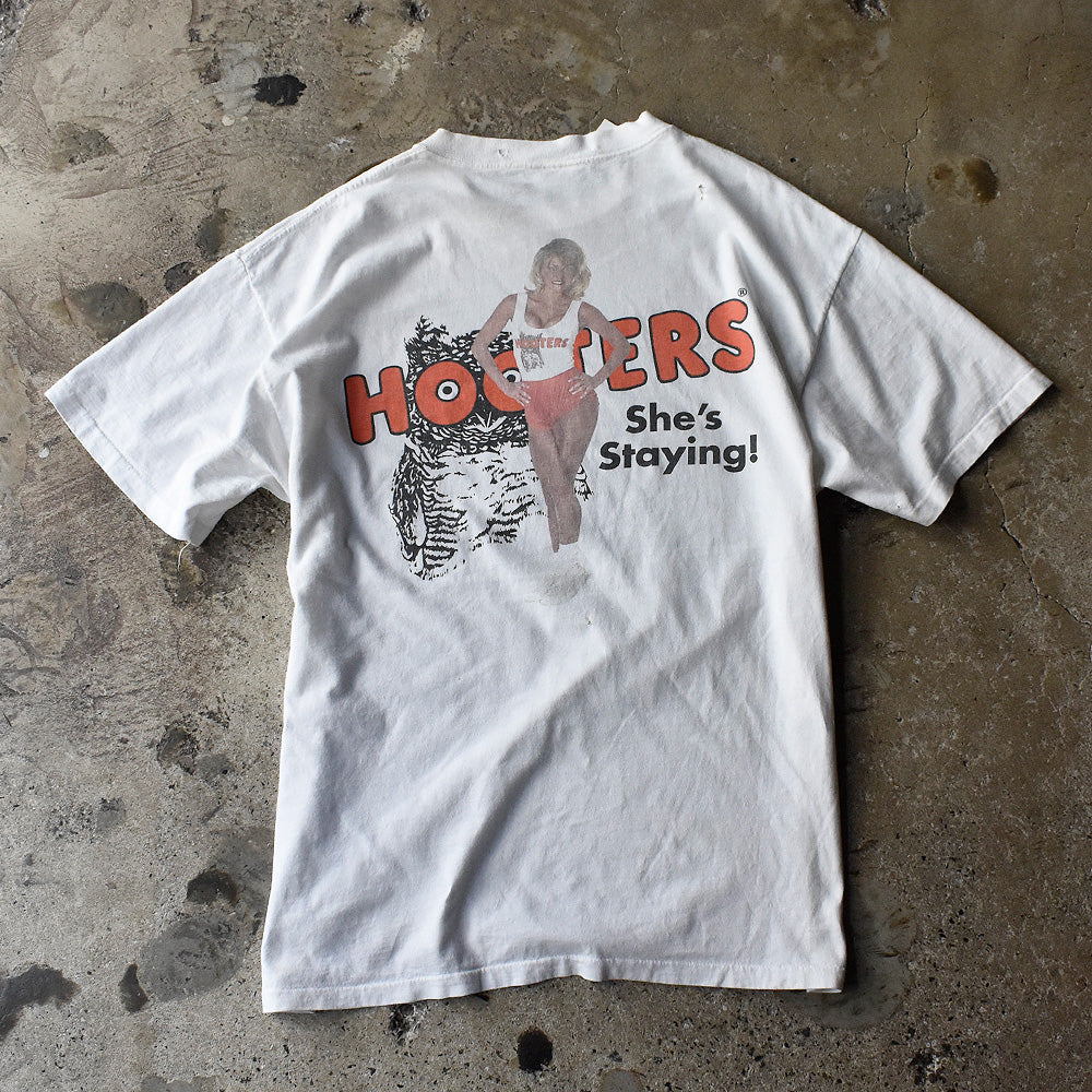 90’s HOOTERS “She’s Staying！“ 両面プリント Tシャツ 250805H