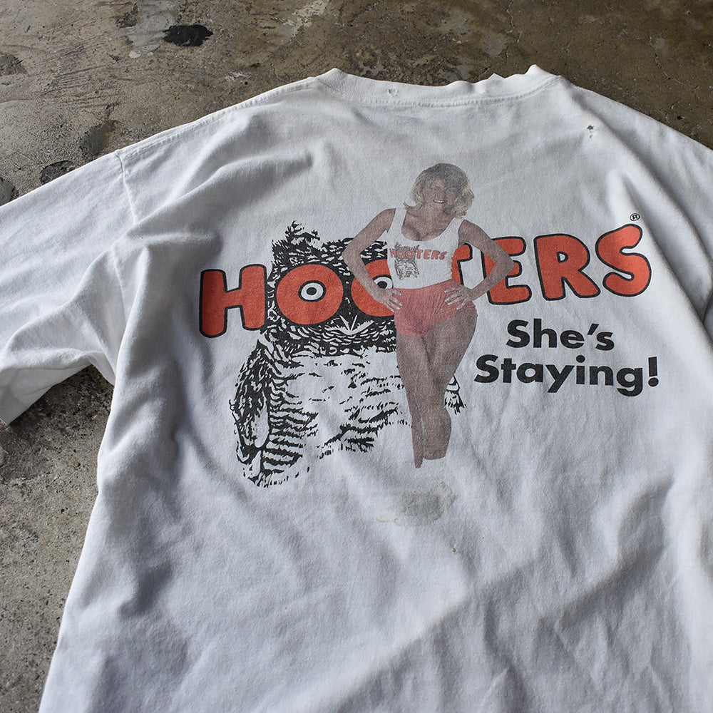 フーターズ She's Staying! 両面プリント 企業Tシャツ 1990年 ヴィンテージ