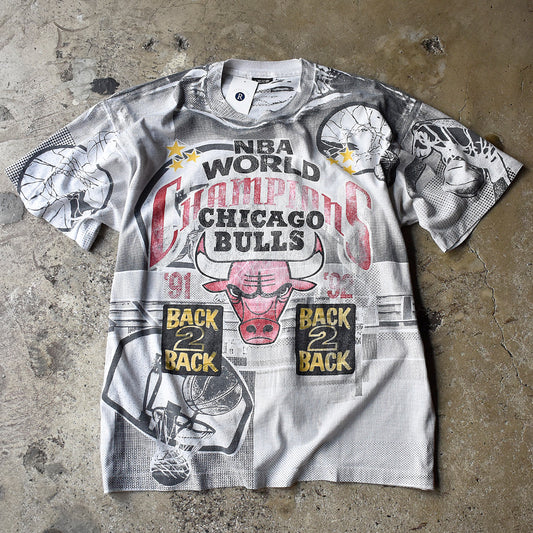 90's “NBA Chicago Bulls / 91-92 Champions" AOP! Tシャツ 240523H