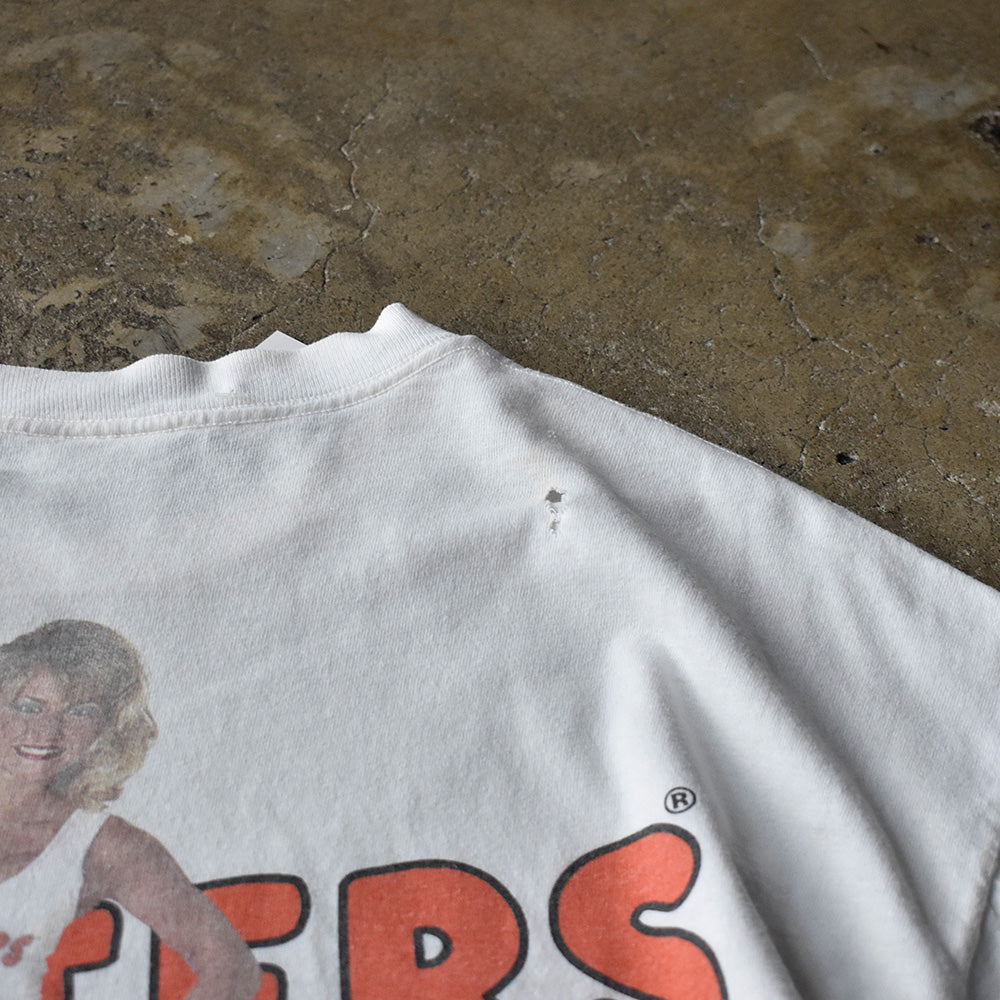 90’s HOOTERS “She’s Staying！“ 両面プリント Tシャツ 250805H