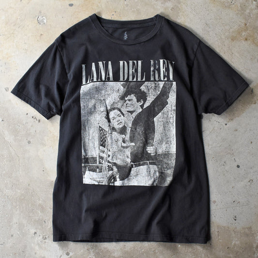 LANA DEL REY "COUPLE WITH FLAG" フォトプリント Tシャツ 250708