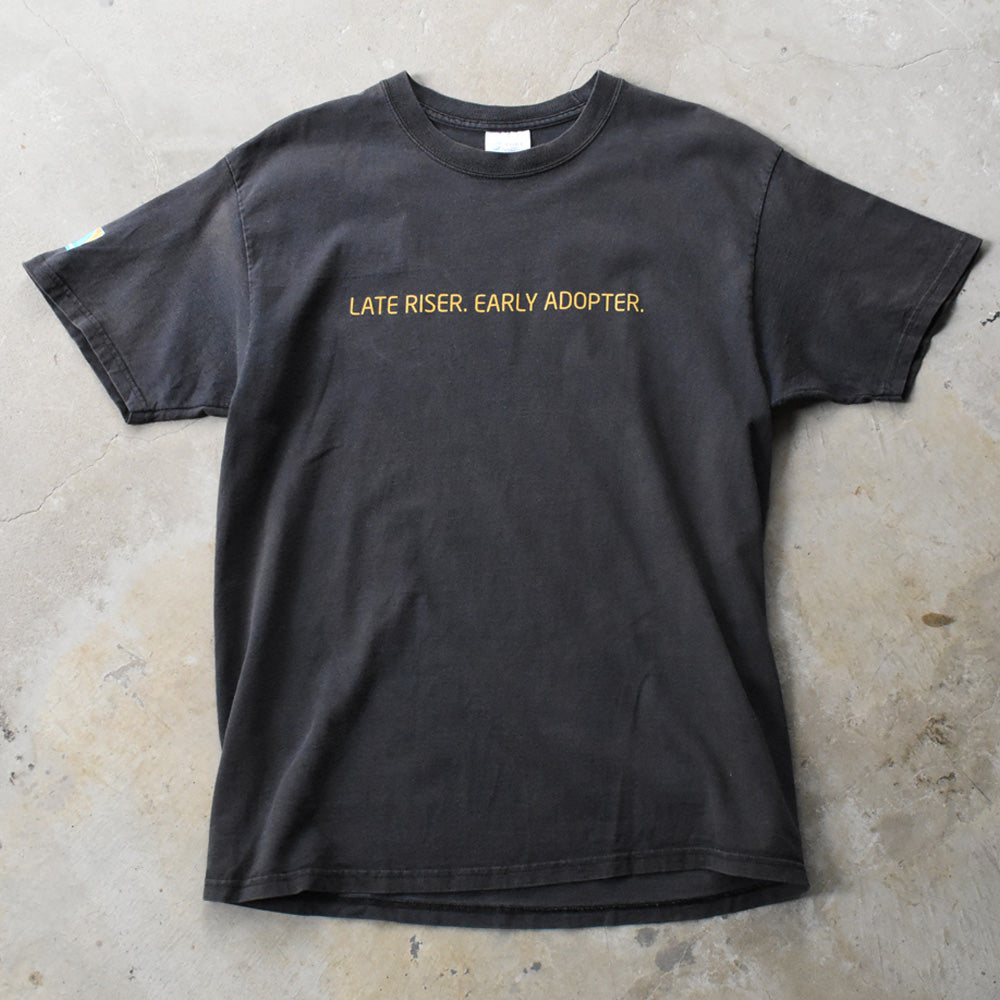 “LATE RISER. EARLY ADOPTER” アニメ テック イベント Tシャツ 250613
