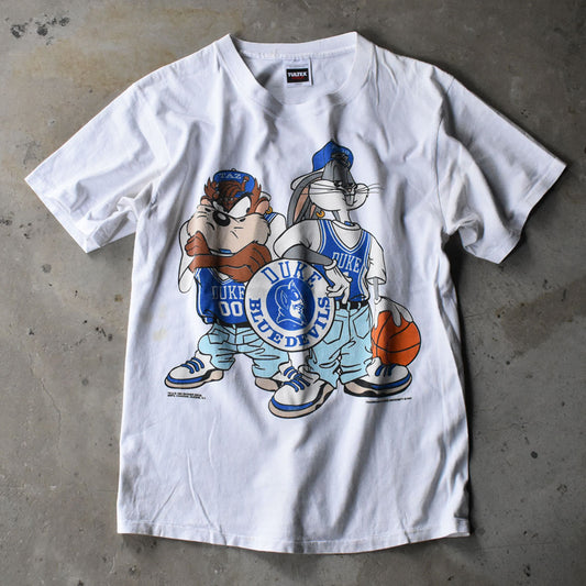 90's Looney Tunes “NCAA Duke Blue Devils” キャラ カレッジ Tシャツ 240630