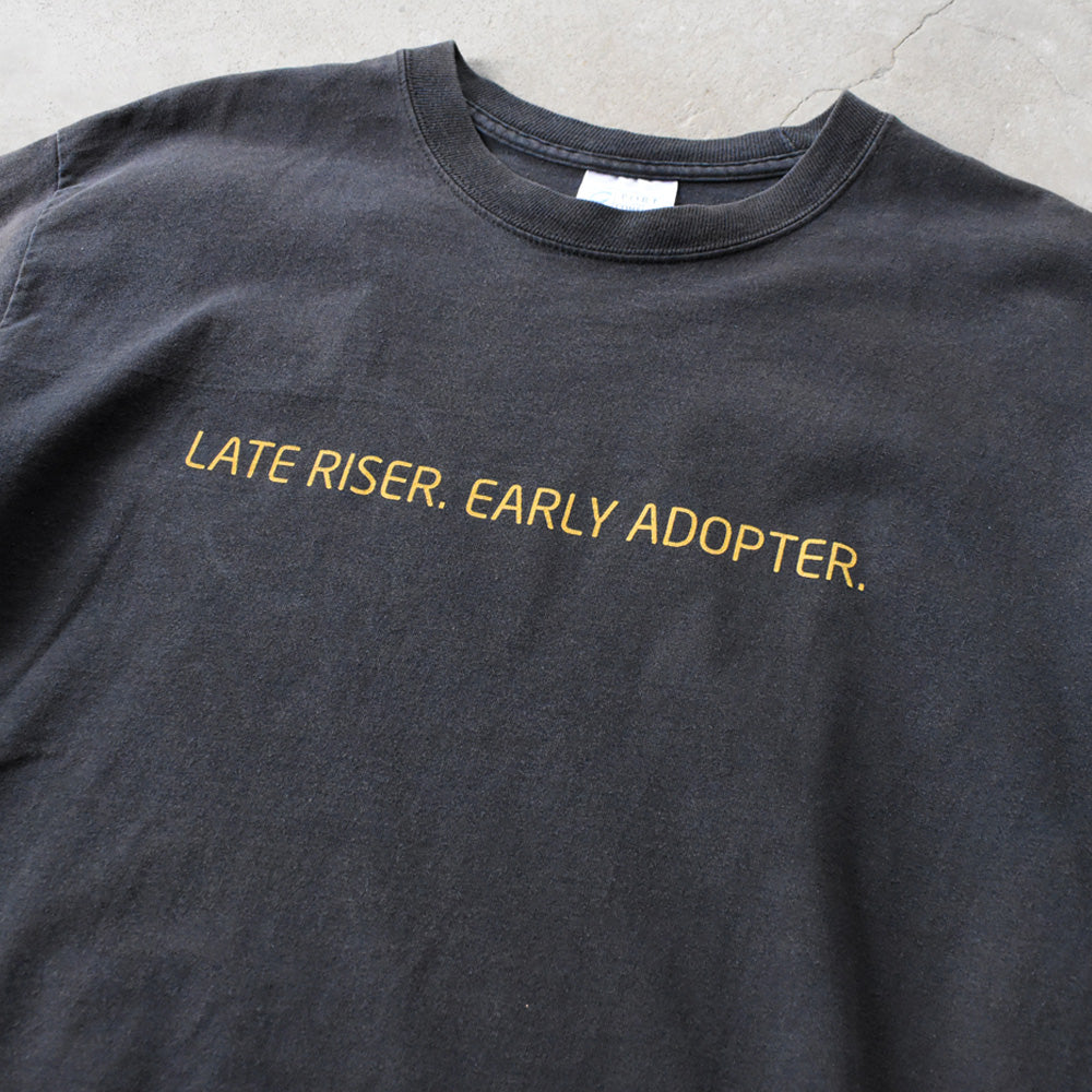 “LATE RISER. EARLY ADOPTER” アニメ テック イベント Tシャツ 250613