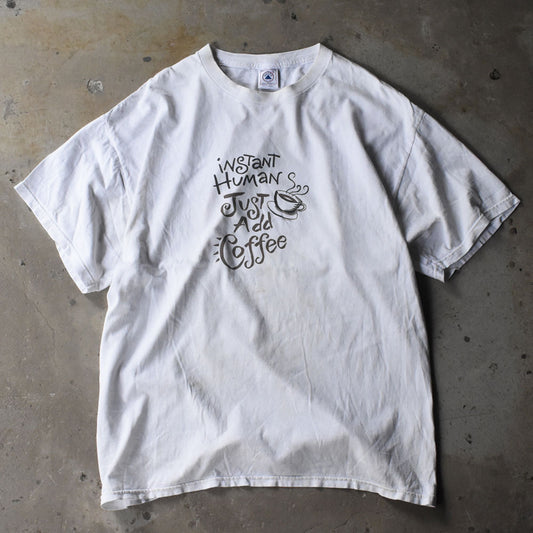 “Instant Human Just Add Coffee” メッセージ Tシャツ 240706