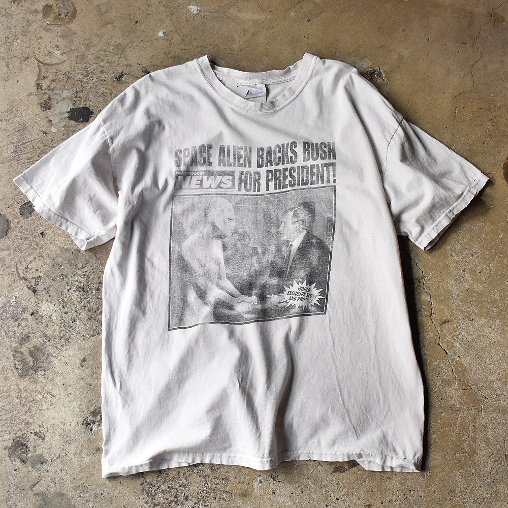 90's～ Weekly World News “SPACE ALIEN BACKS BUSH” Tシャツ 240229H