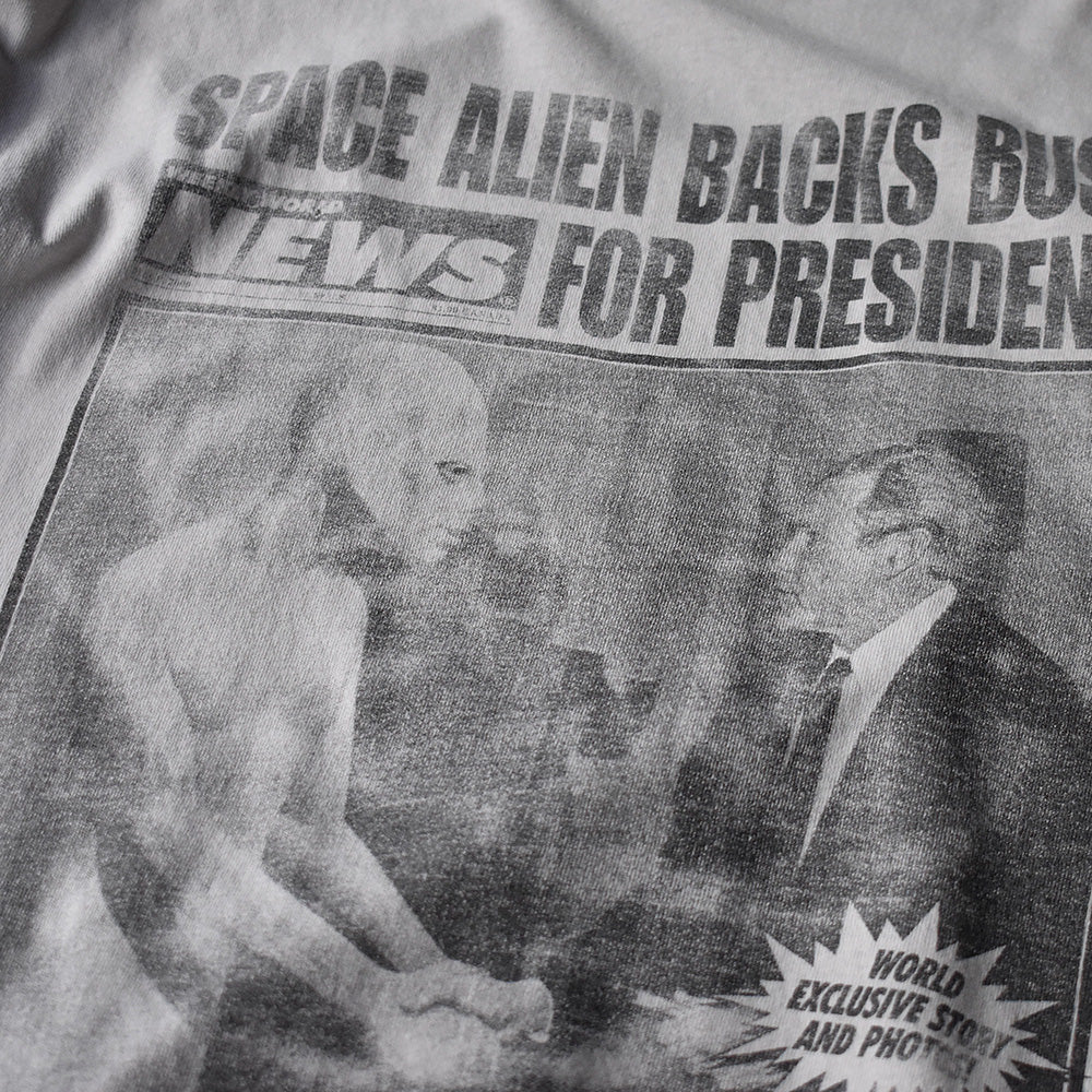 90's～ Weekly World News “SPACE ALIEN BACKS BUSH” Tシャツ 240229H