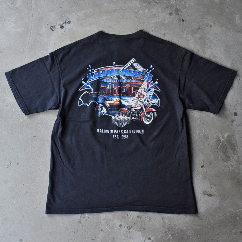 Y2K Harley-Davidson “BALDWIN PARK, CALIFORNIA” 両面プリント Tシャツ 240720