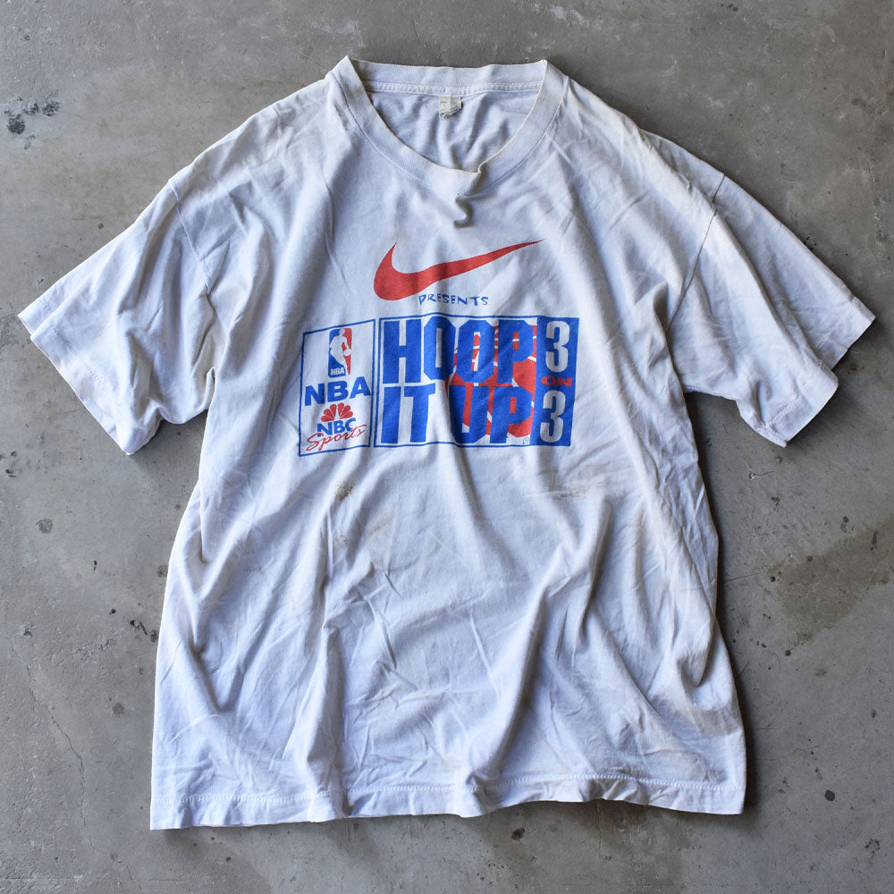 90's NIKE “NBA WORLD TOUR HOOP IT UP 3 ON 3” 両面プリント企業ロゴ Tシャツ 240729