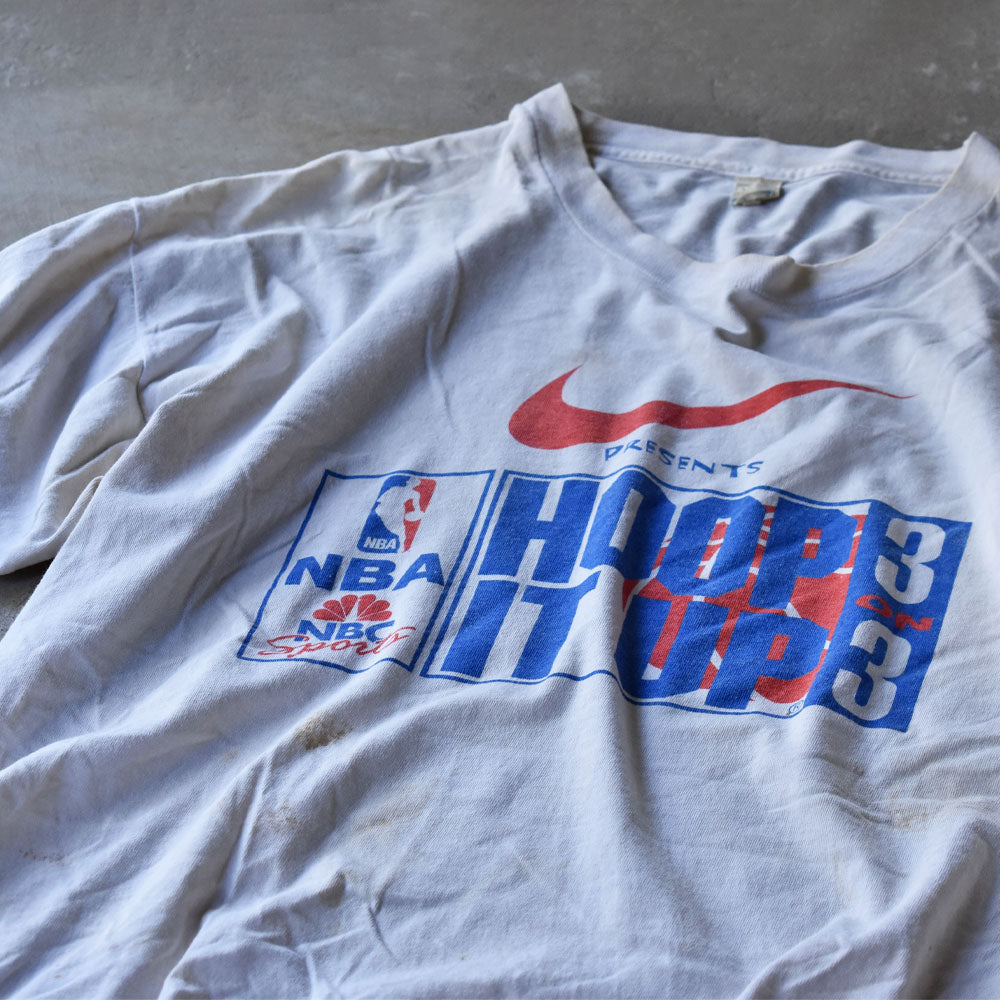 90's NIKE “NBA WORLD TOUR HOOP IT UP 3 ON 3” 両面プリント企業ロゴ Tシャツ 240729