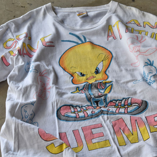 Y2K Looney Tunes ”SUE ME!” AOP! キャラ Tシャツ USA製 240420