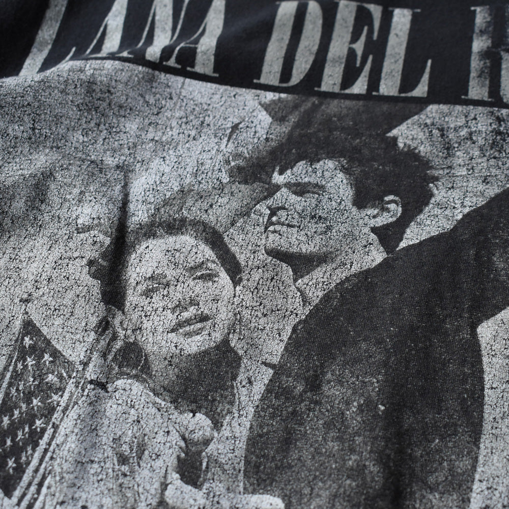 LANA DEL REY "COUPLE WITH FLAG" フォトプリント Tシャツ 250708
