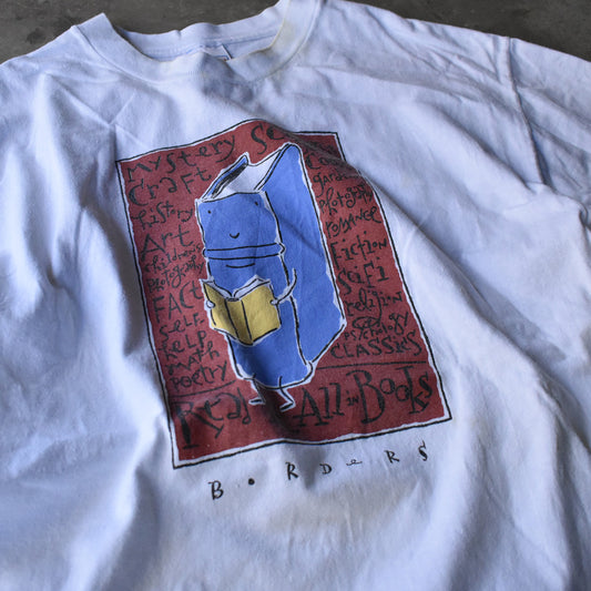 “Read it all in books / BORDERS” 本 アートTシャツ 240529