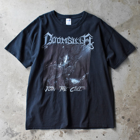 Y2K DOOMSILLA “JOIN THE CULT” メタル ロック Tシャツ 250805