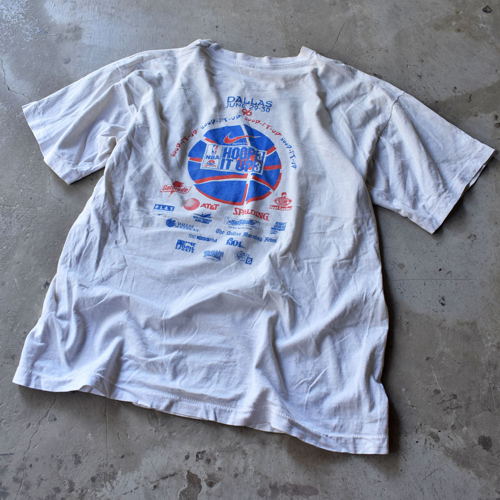 90's NIKE “NBA WORLD TOUR HOOP IT UP 3 ON 3” 両面プリント企業ロゴ Tシャツ 240729