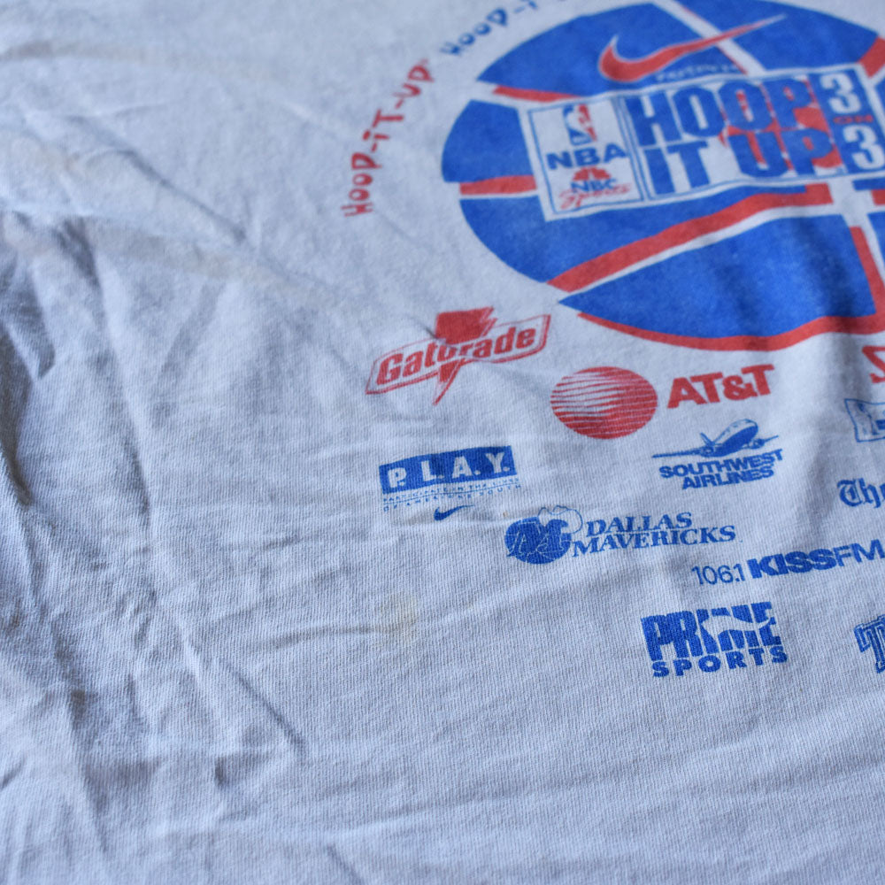 90's NIKE “NBA WORLD TOUR HOOP IT UP 3 ON 3” 両面プリント企業ロゴ Tシャツ 240729