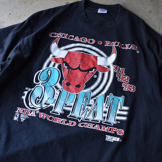 90's　NBA Chicago Bulls/シカゴ・ブルズ “3Peat” Tシャツ　USA製　230511