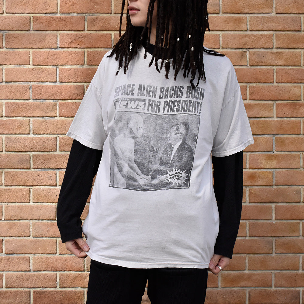 90's～ Weekly World News “SPACE ALIEN BACKS BUSH” Tシャツ 240229H