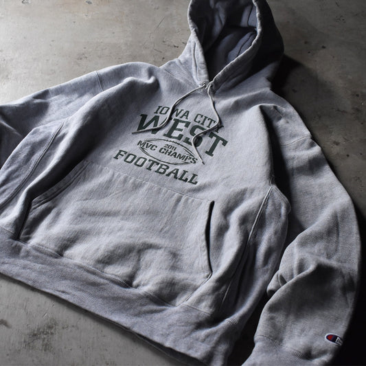 Champion “IOWA CITY WEST FOOTBALL” 両面プリント RWパーカー 231201