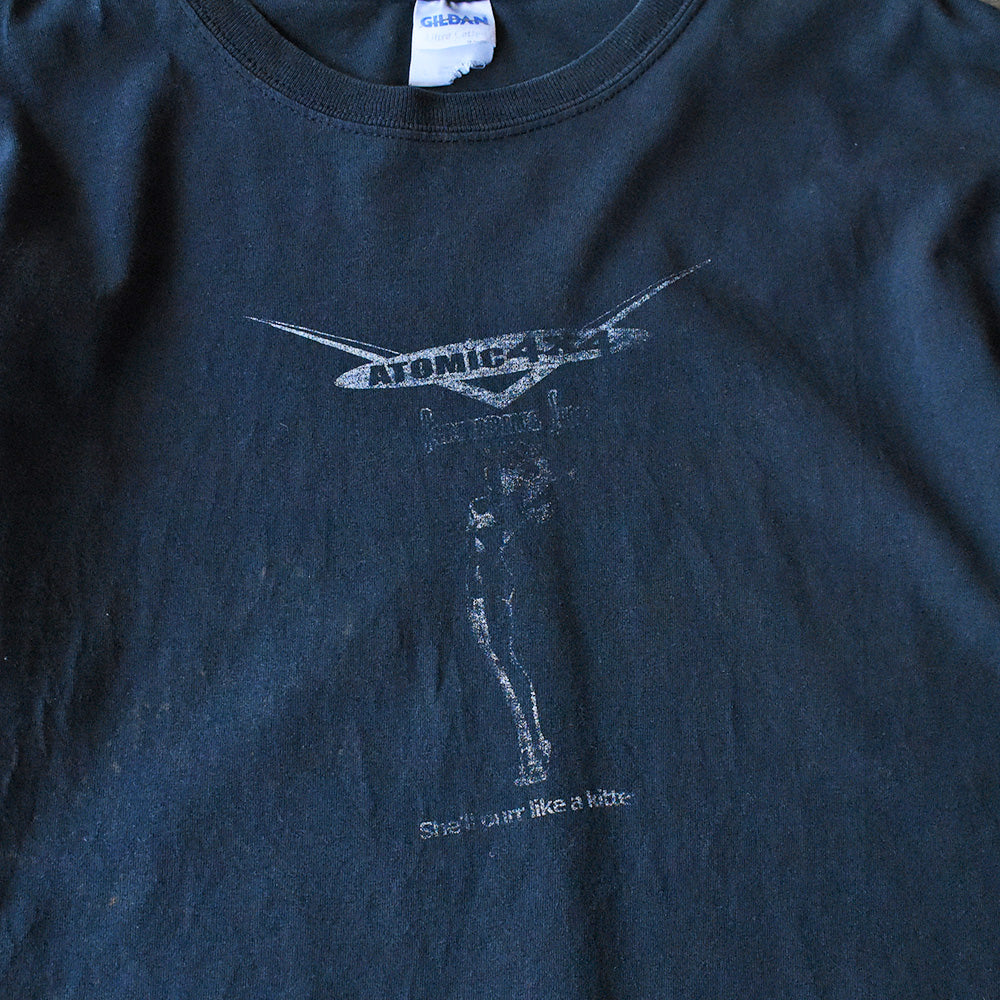 “ATOMIC 4x4” ピンナップ調 プリント Tシャツ 250801